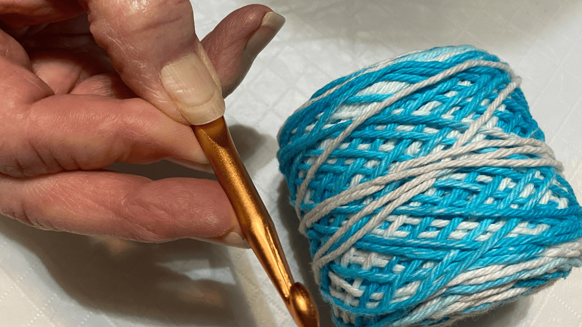 how to hold yarn crochet