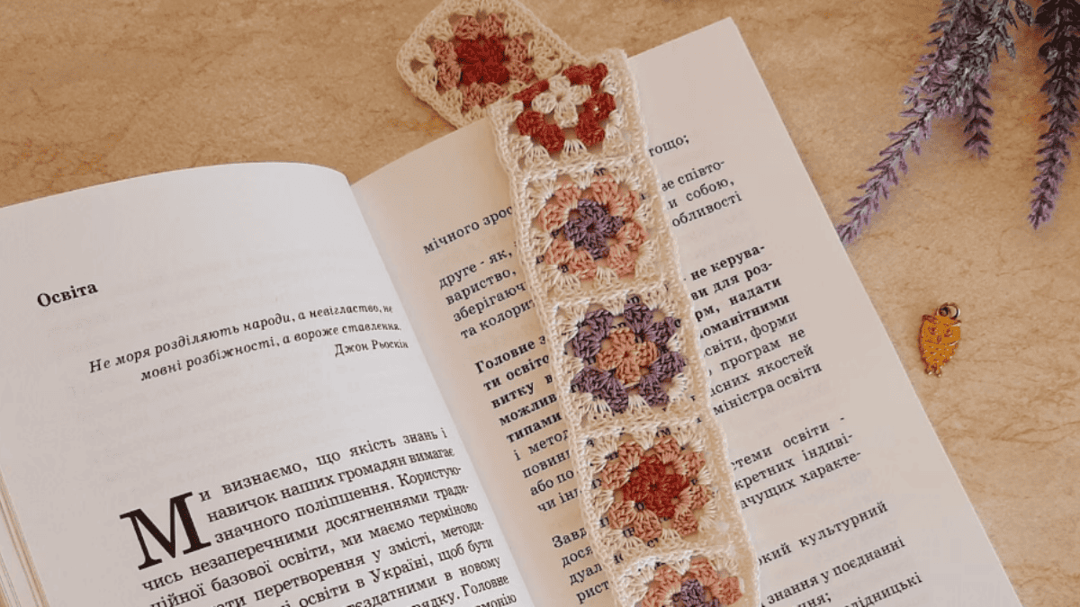 Amigurumi 'Book lover' bookmark crochet pattern
