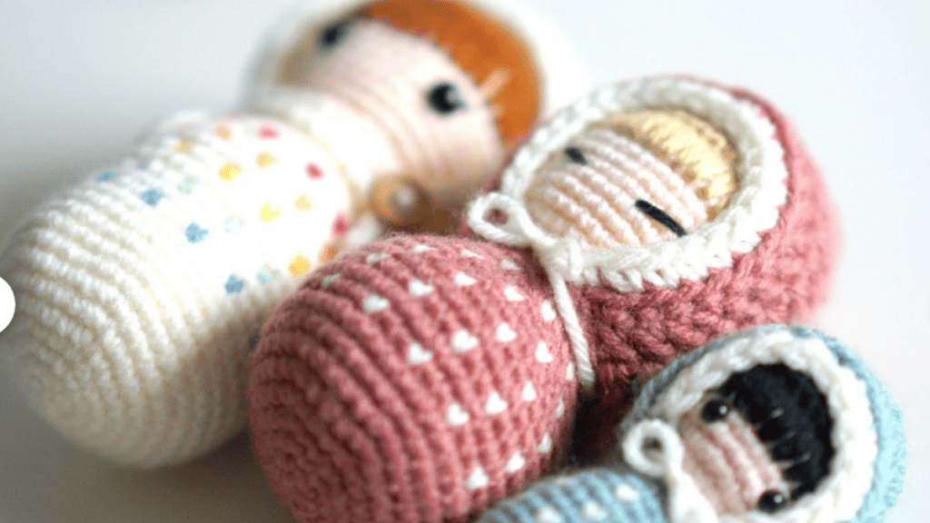 set of 3 small crochet dolls in 3 different sizes.