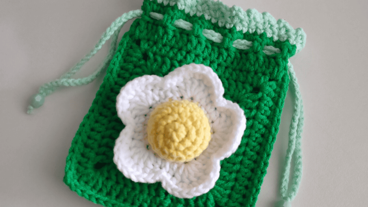 Crochet Daisy Granny Squares make into a green pouch