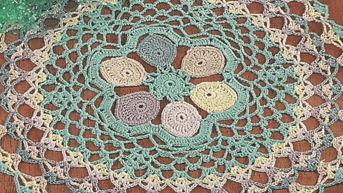 green doily with cream edging and Easter eggs in middle of easter doily