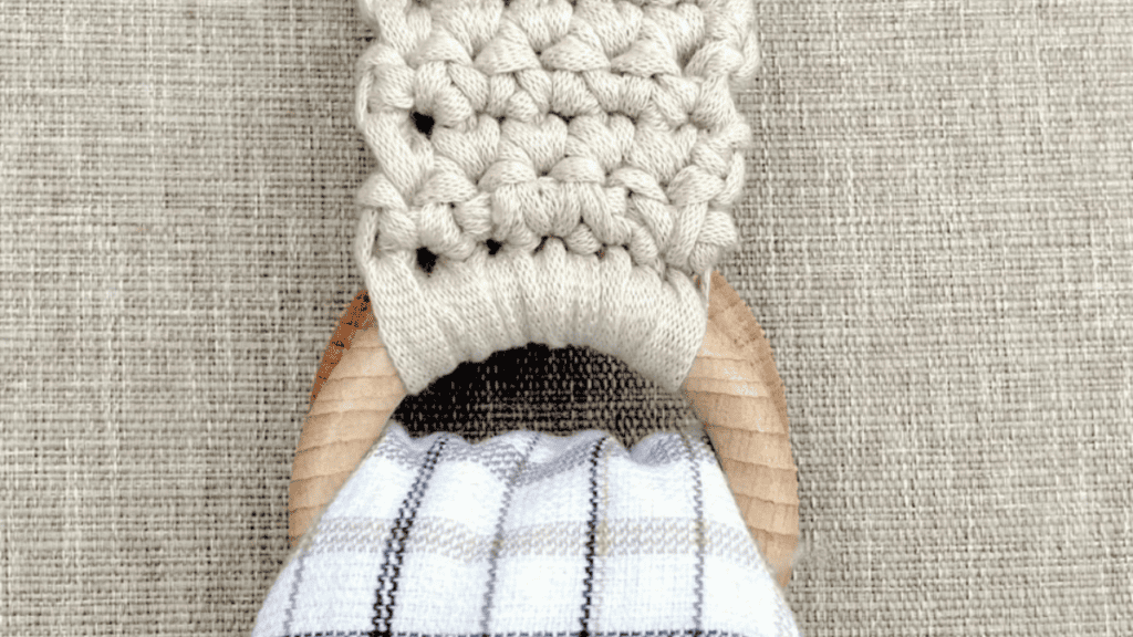 This image has an empty alt attribute; its file name is towel-hanger-crochet-1024x576.png