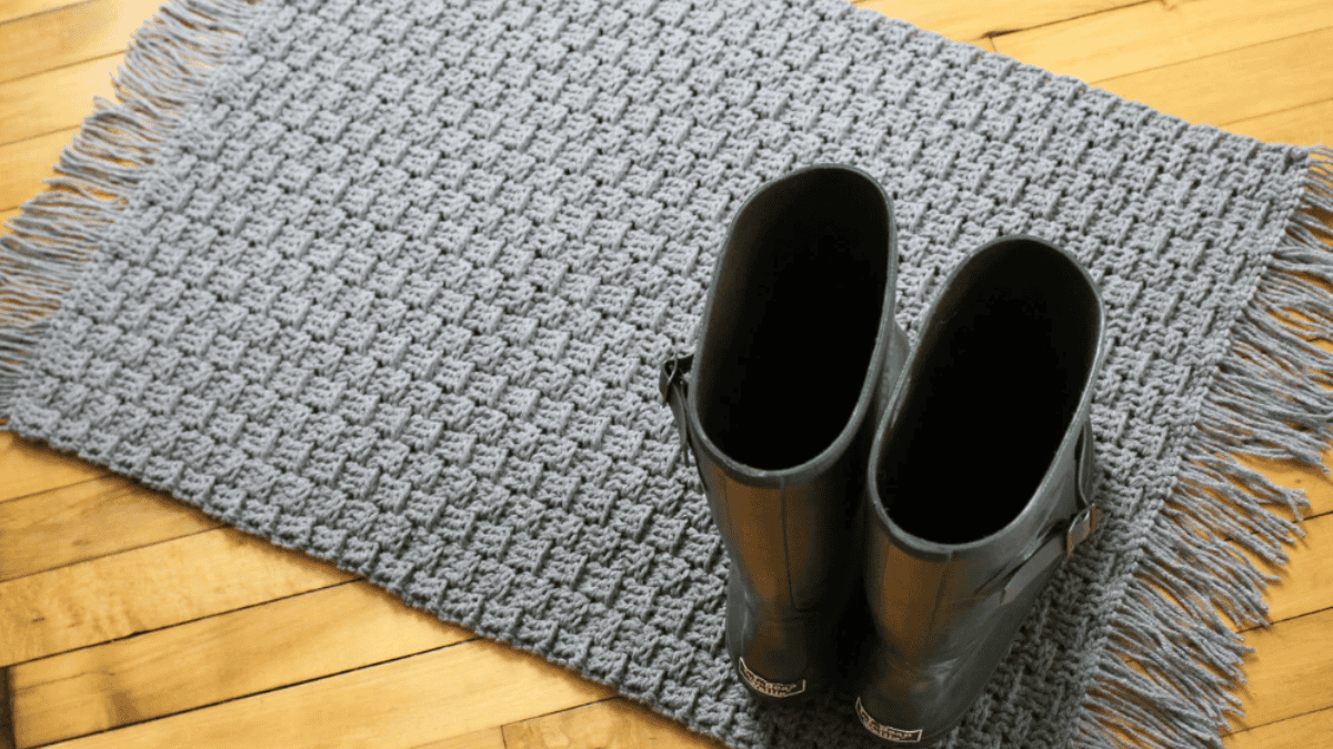 easy area rug made with blue yarn