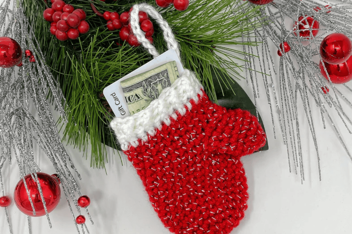 Many red mitten gift card holder