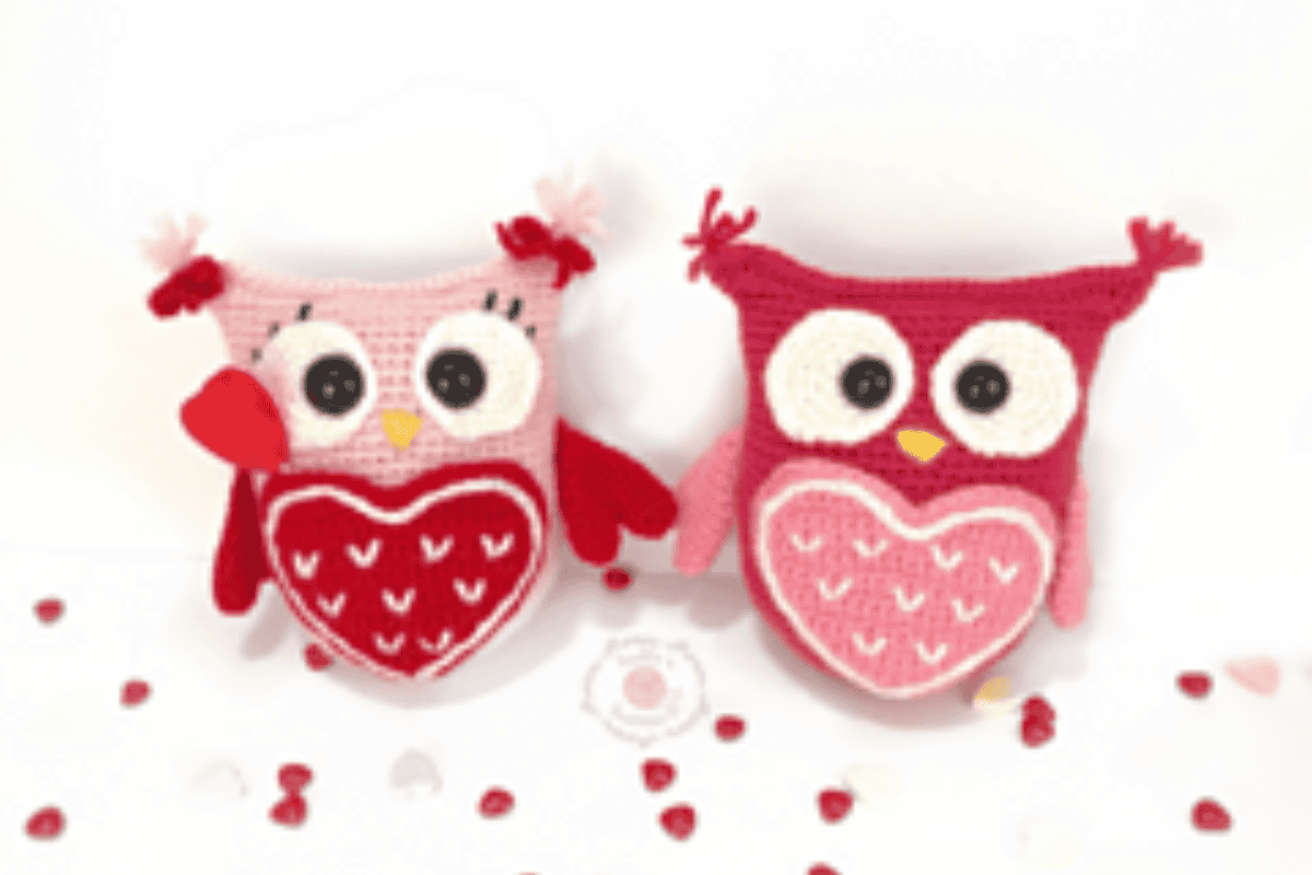 Red and pink owls with hearts